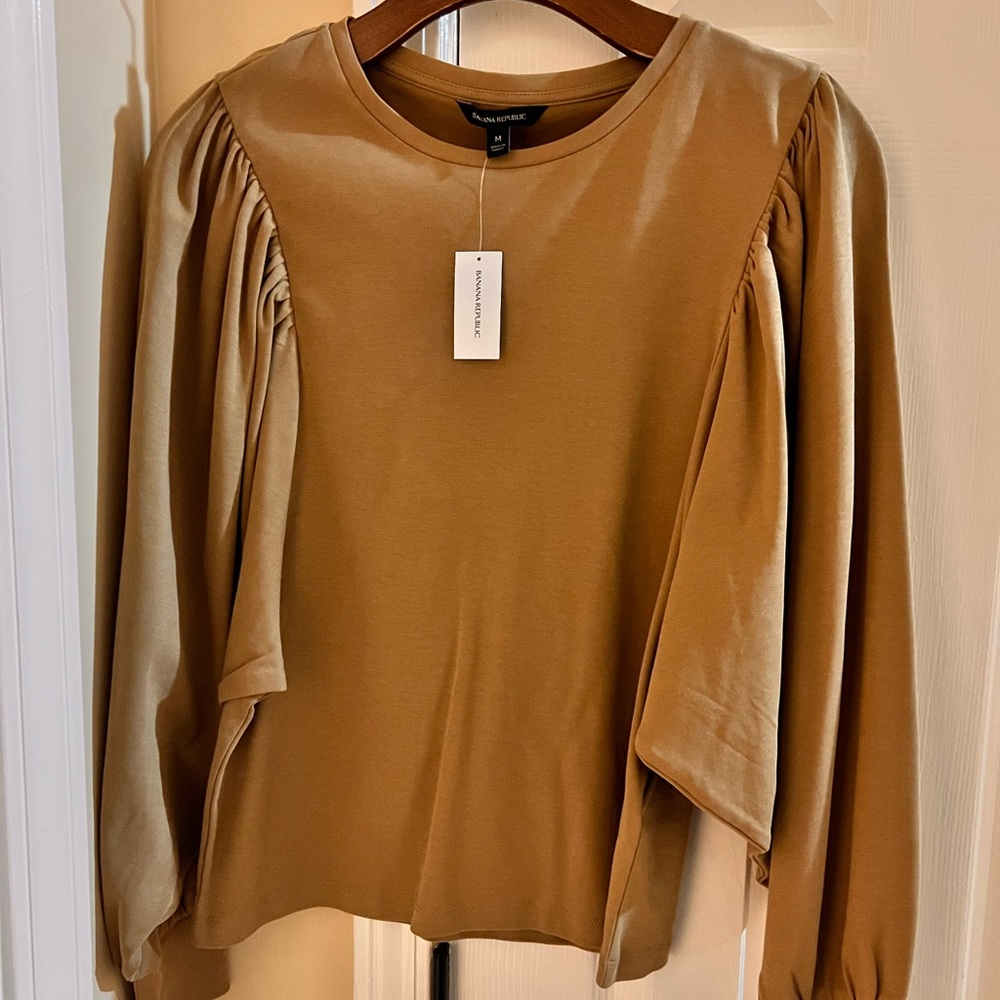 Cute neutral Banana Republic Blouse *NEVER WORN
